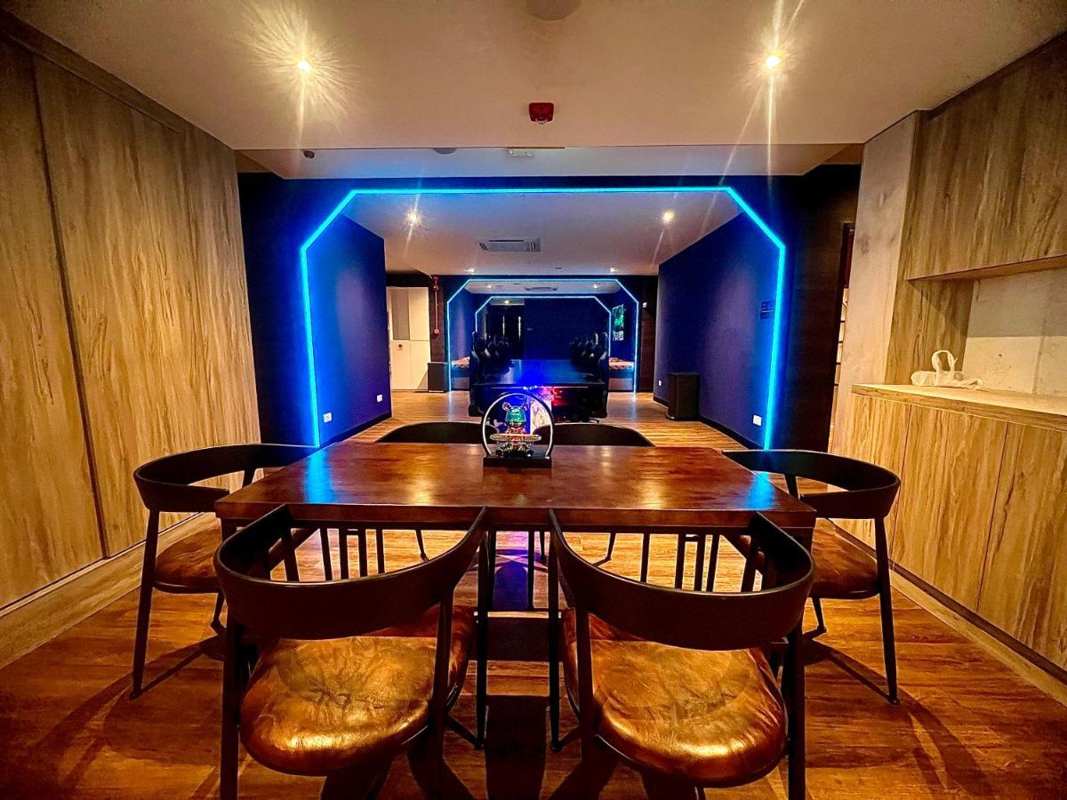 Отель Arena Esports @ Orchard Сингапур Экстерьер фото